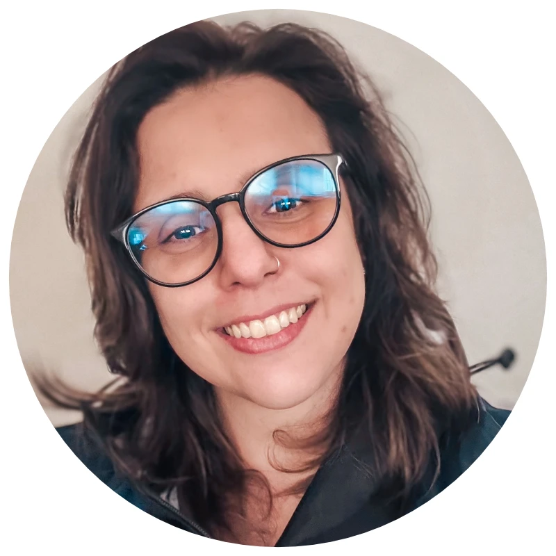 Selfie de Aimée Ramos sorrindo, de óculos